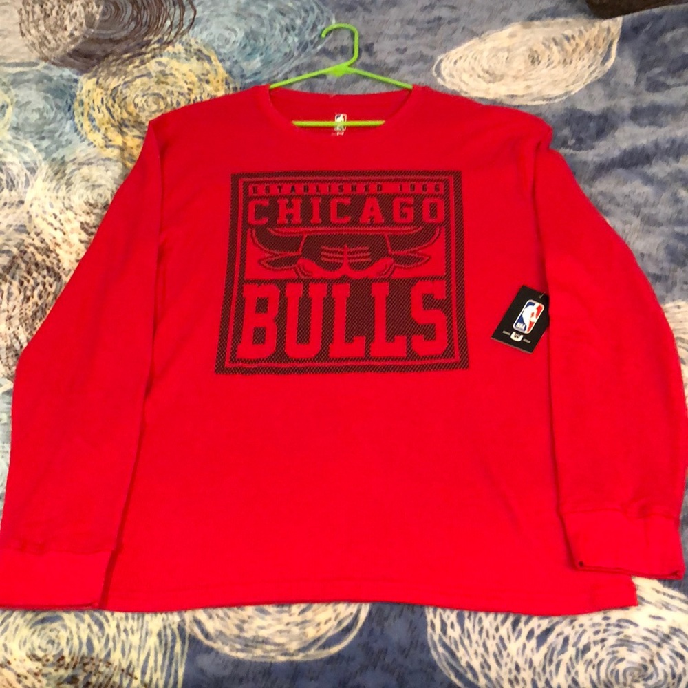 XL NBA BRAND CHICAGO BULLS LONG SLEEVE RED SHIRT